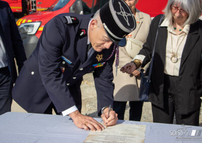 signature-parchemin-2-ceremonie-pose-premiere-pierre-centre-secours-saint-cosme-en-vairais