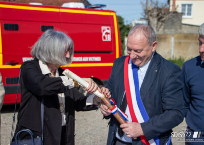 parchemin-urne-ceremonie-pose-premiere-pierre-centre-secours-saint-cosme-en-vairais