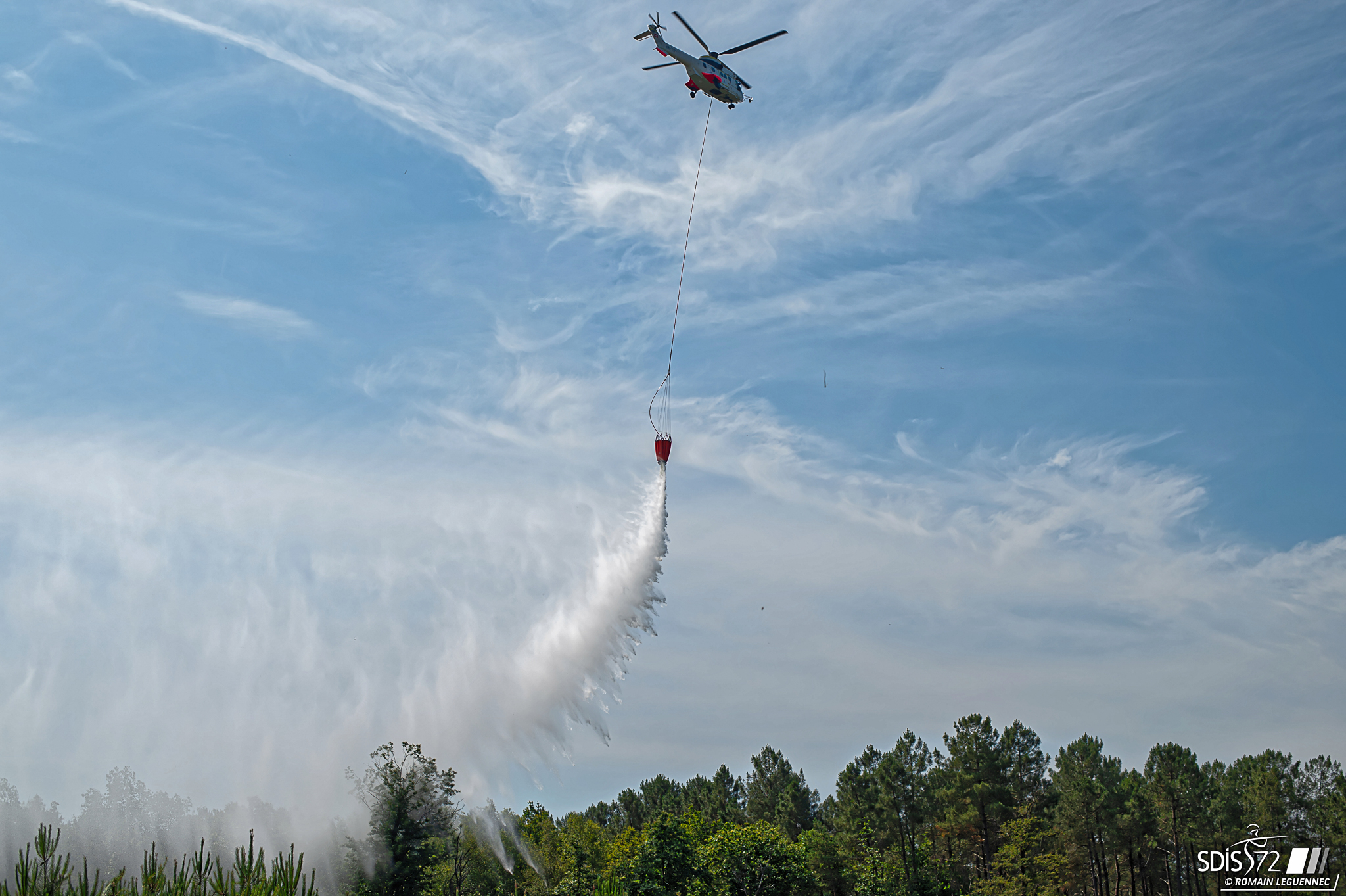 largage-helicoptere-securite-civile-super-puma-bombardier-eau