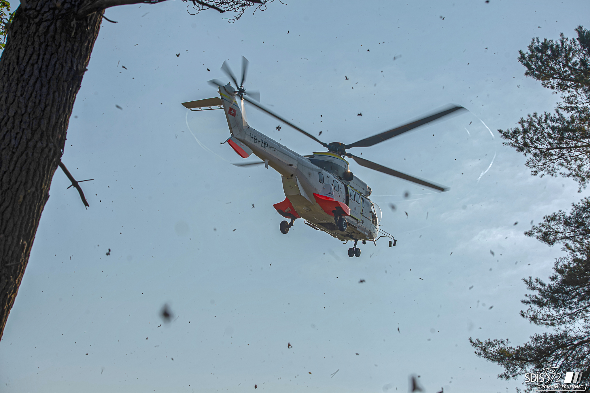 helicoptere-securite-civile-super-puma-bombardier-eau