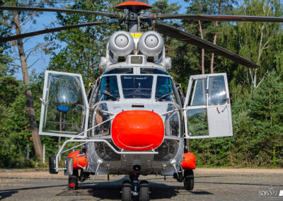 helicoptere-securite-civile-super-puma-bombardier-eau-stationnement