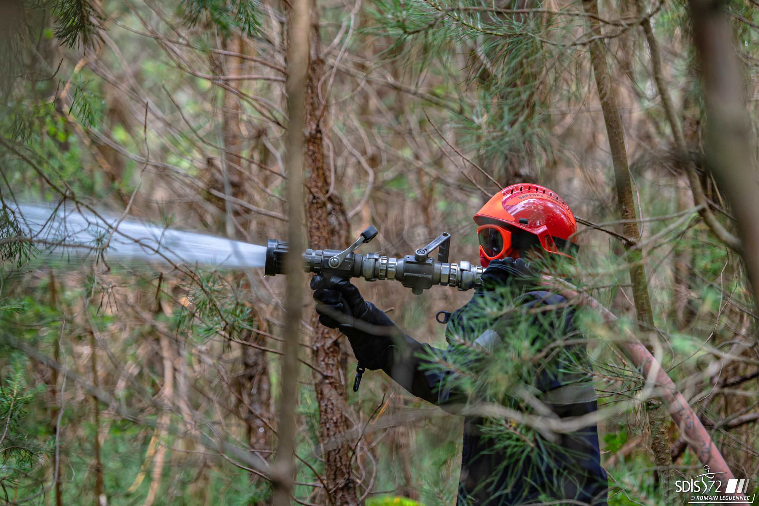 sapeur-pompier-lance-incendie-foret